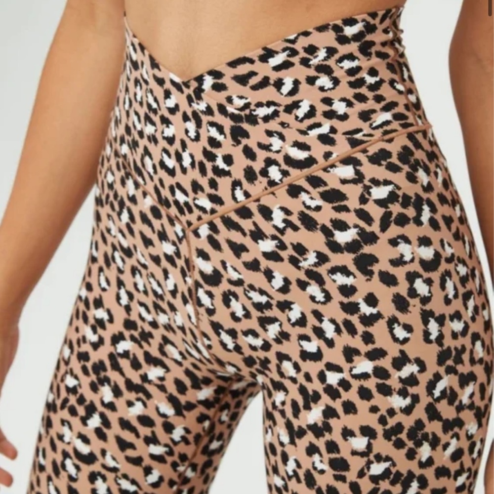 AERIE LEOPARD PRINT CROSSOVER LEGGING